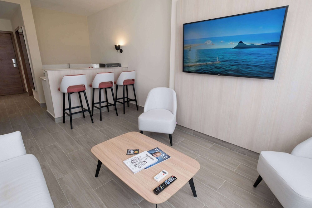 Super 8 by Wyndham Manzanillo 50/50