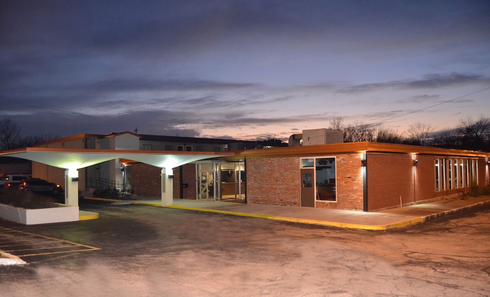 Cascades Inn 2/70