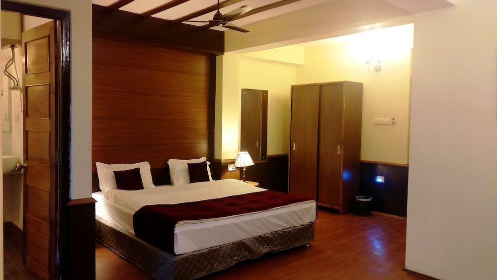 SUPERIOR, KING BED, VALLEY VIEW, SOFA, BALCONY