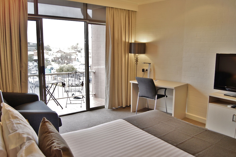 Pavilion Hotel Wagga Wagga 28/34