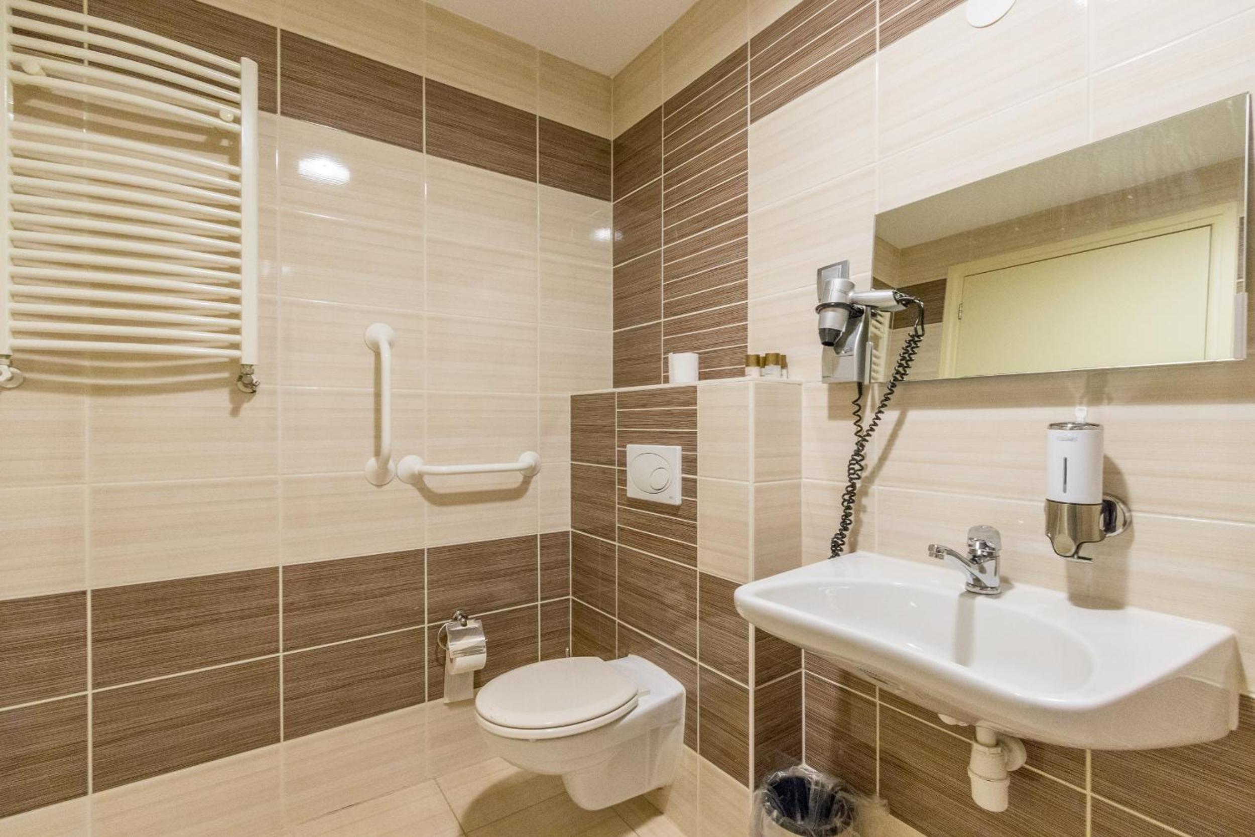 غرفة ثلاثية، Hotel Port 4/7