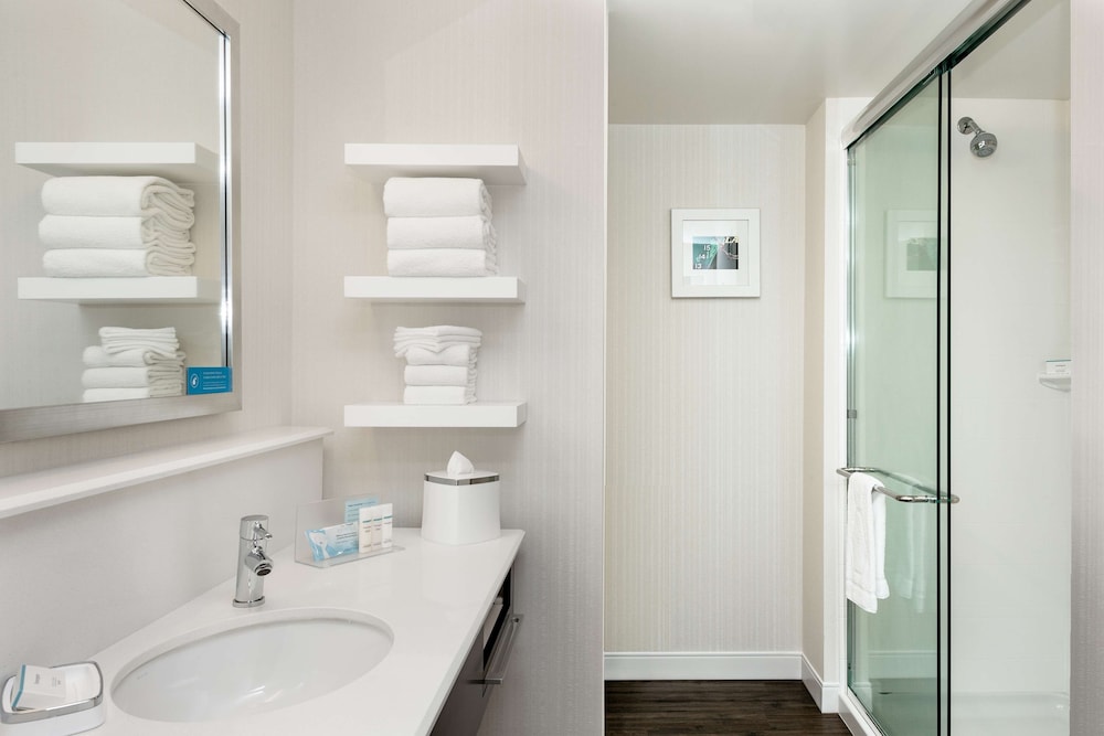 Hampton Inn Suites By Hilton Seattle Northgate 12/53