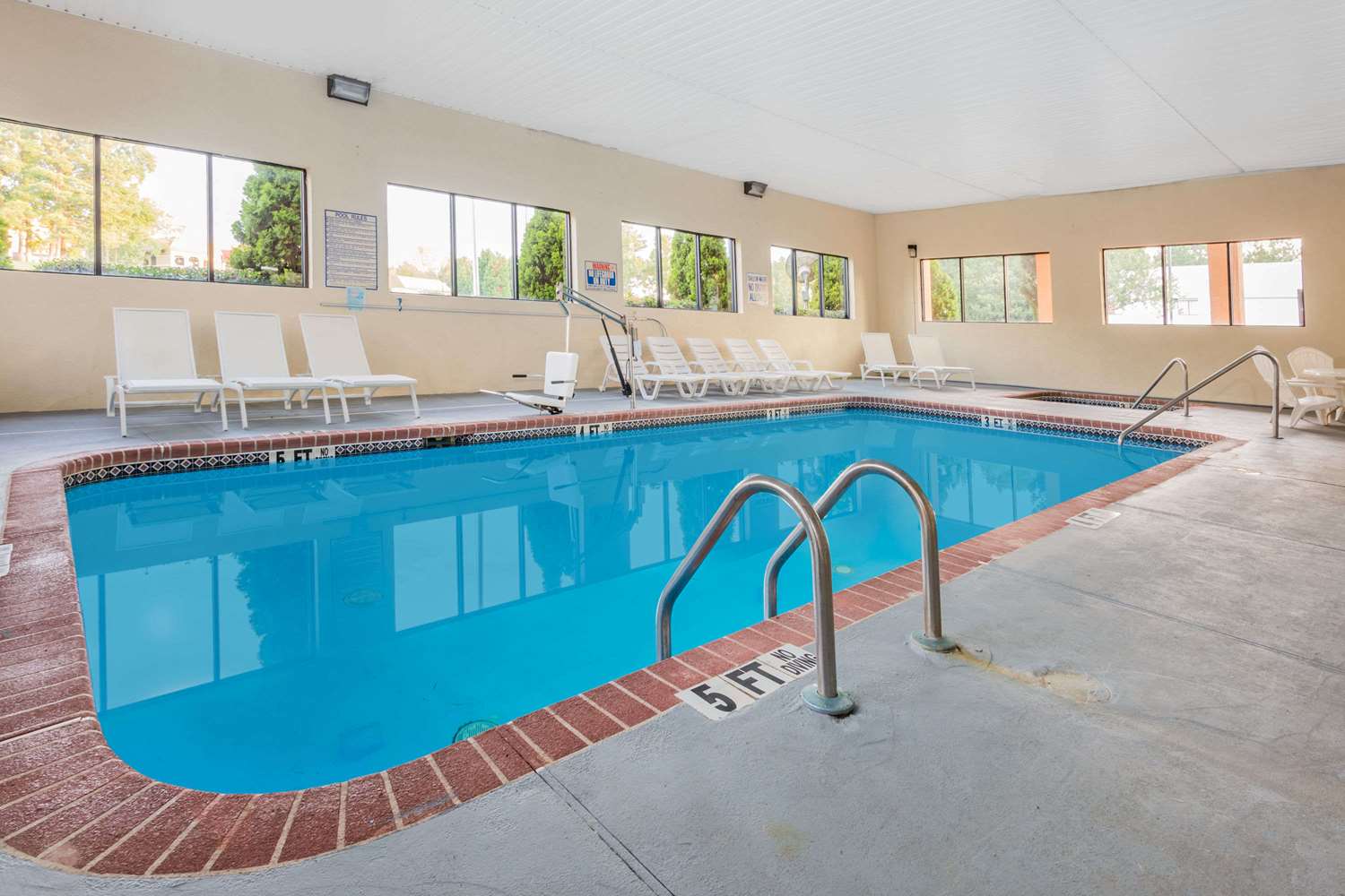 Days Inn & Suites by Wyndham Peachtree Corners/Norcross 13/22