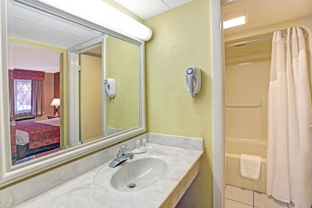Super 8 by Wyndham Downtown Gatlinburg at Convention Center 14/23