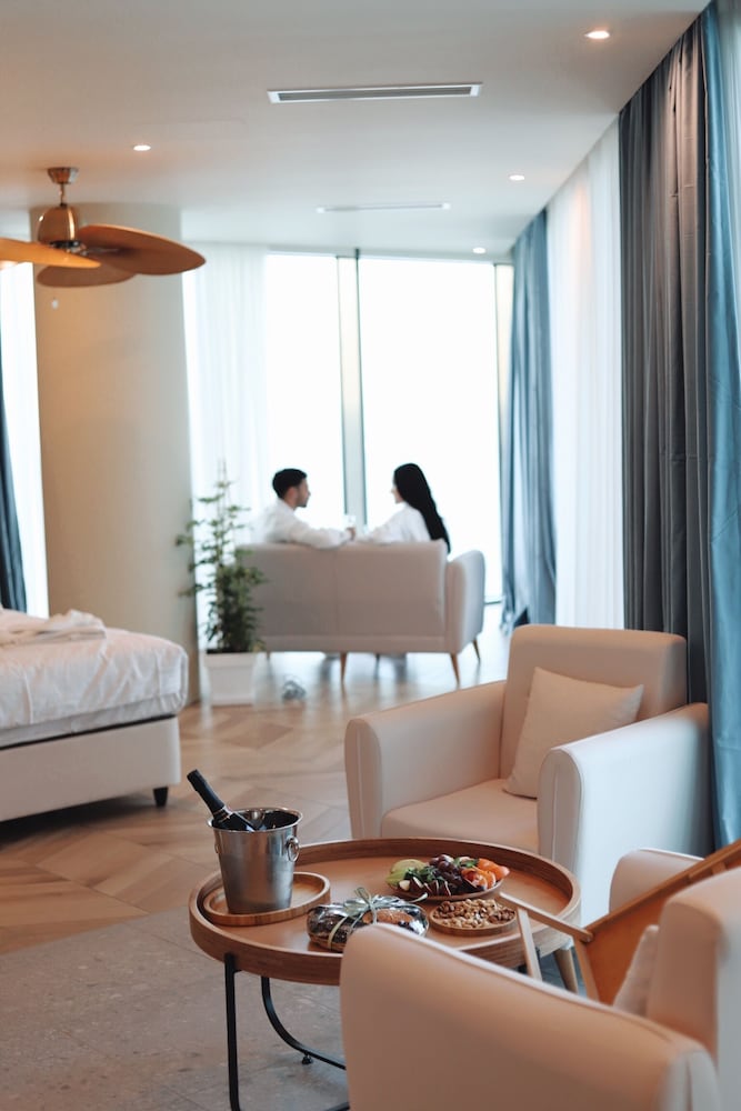 MiraMar Luxury Residences 66/86