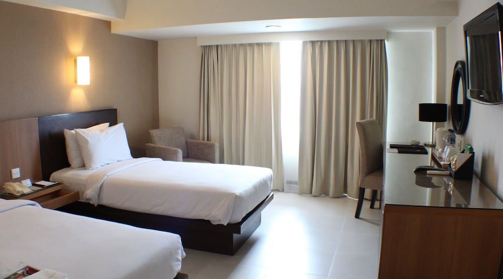 Hotel Santika Pandegiling 8/55