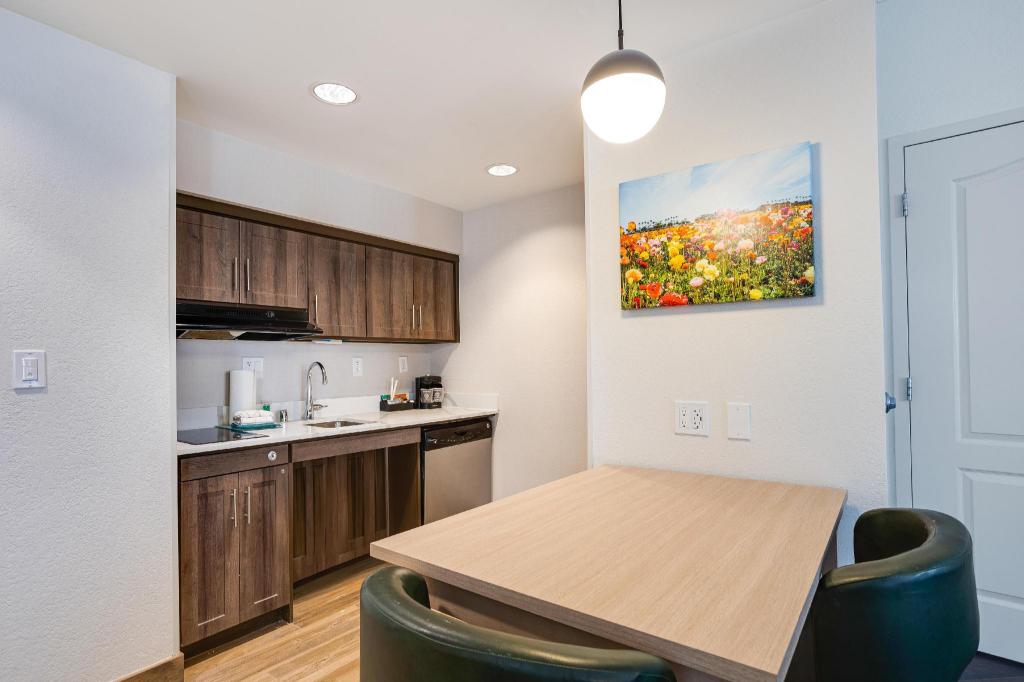 2 BEDROOMS, 1 KING OR 2 DOUBLE BEDS, ACCESSIBLE