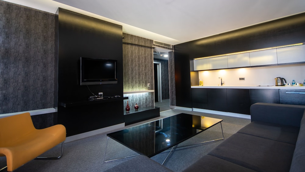 Vernazza Suites Hotel 18/19
