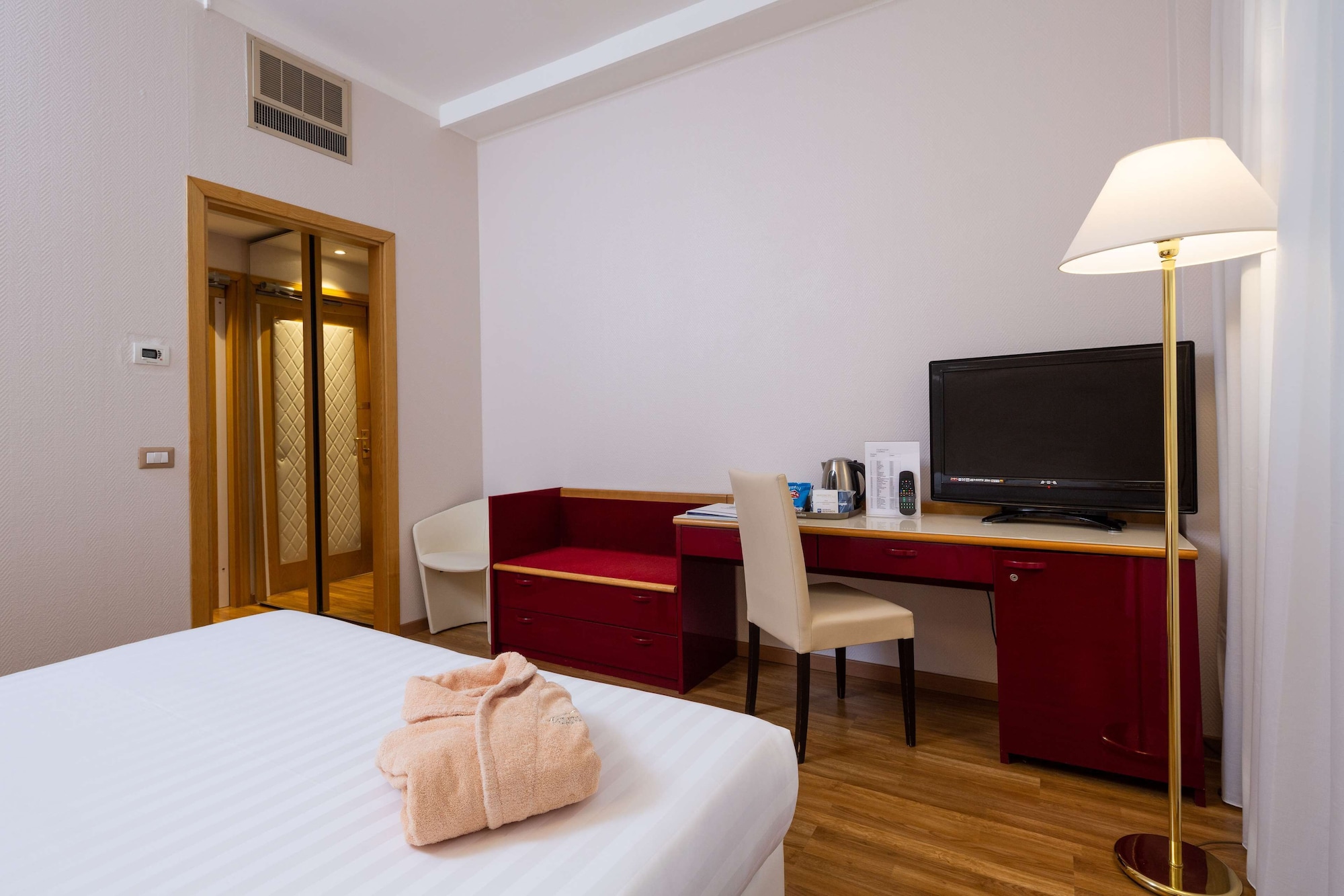 Green, Standard, King Bed، Best Western Air Hotel Linate 5/8