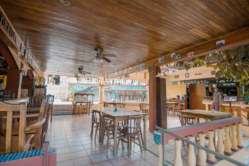 Tres Banderas Hotel 60/71