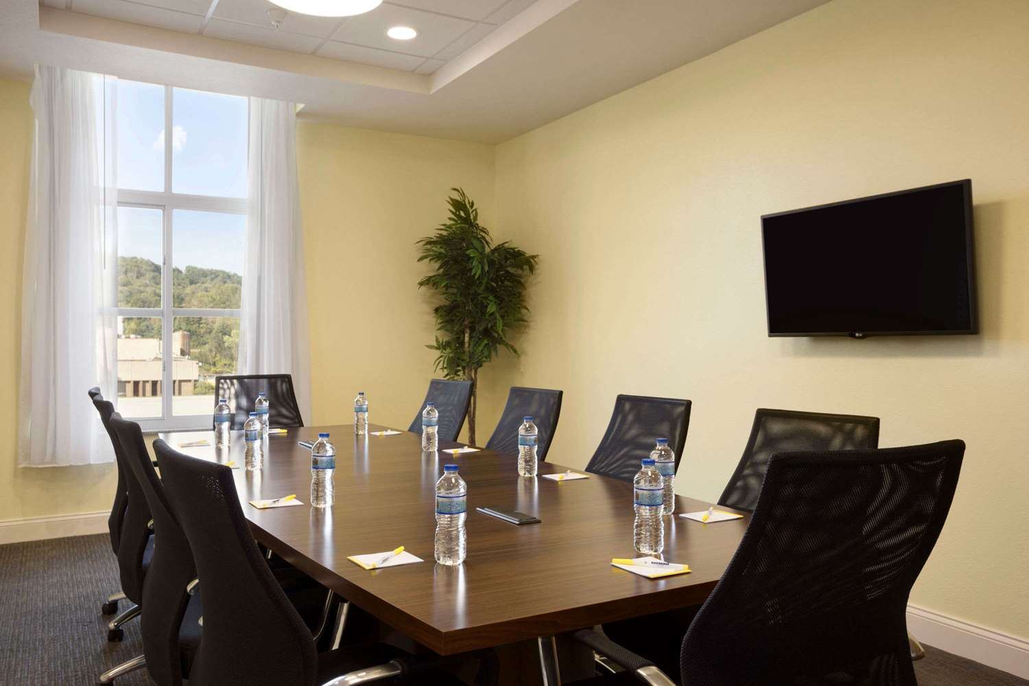 Days Inn & Suites by Wyndham Caldwell 22/29