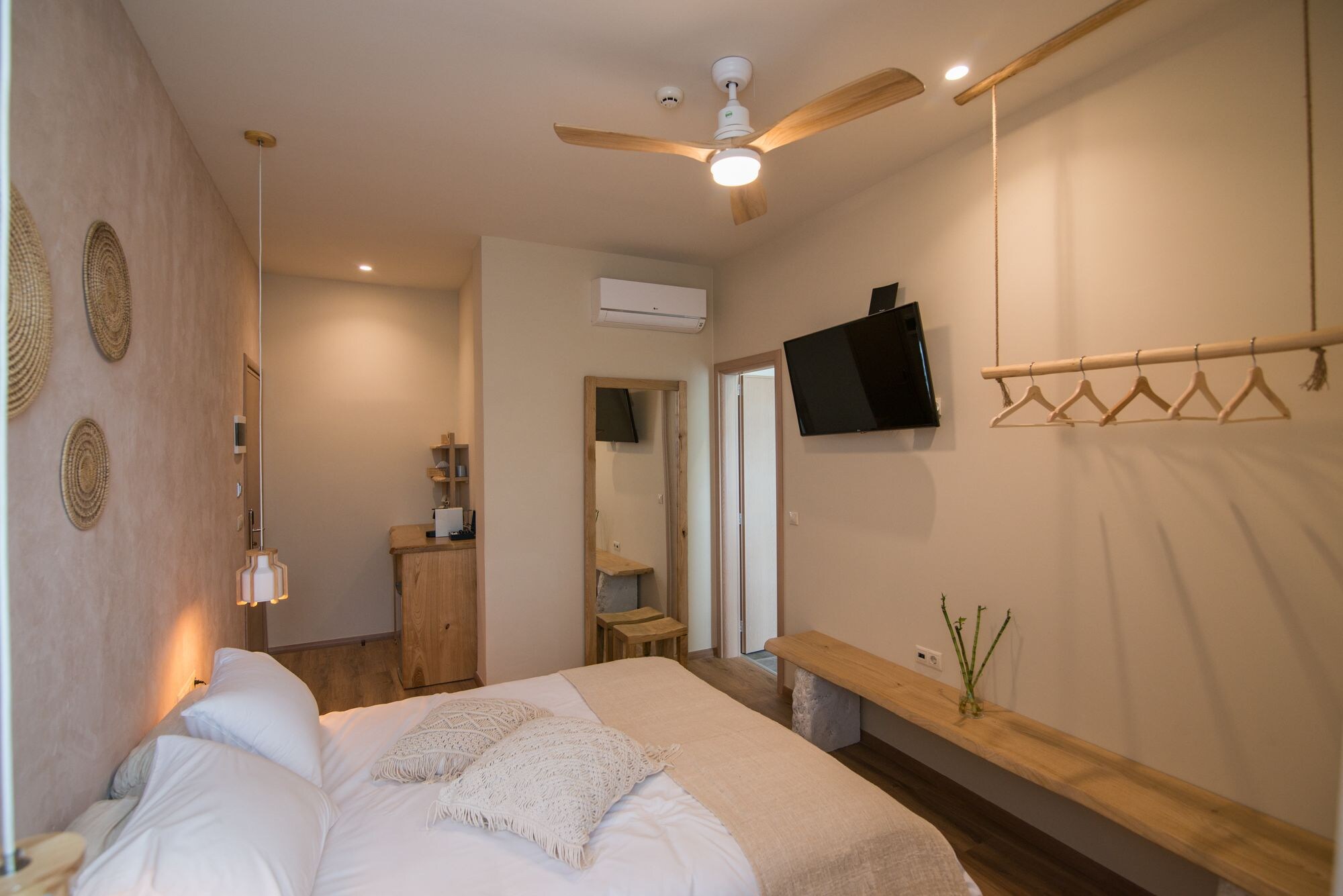 LANAI, CARMEN, DELUXE, QUEEN BED, CITY VIEW