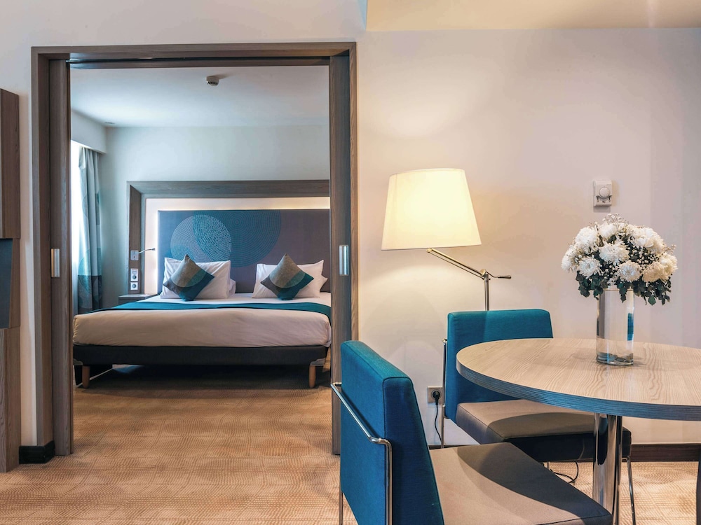 جناح بسرير كينج مع أريكة، Novotel Cairo Airport 6/9
