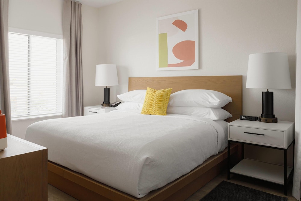 SUITE, KING BED, SOFA