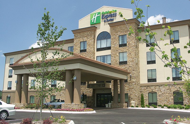 Holiday Inn Express Hotel And Suites Cleveland Northwest 60/61