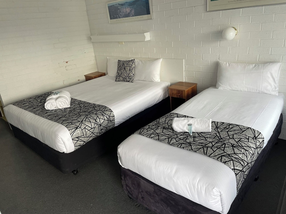 ECONOMY, TWIN BEDS, NO ELEVATOR