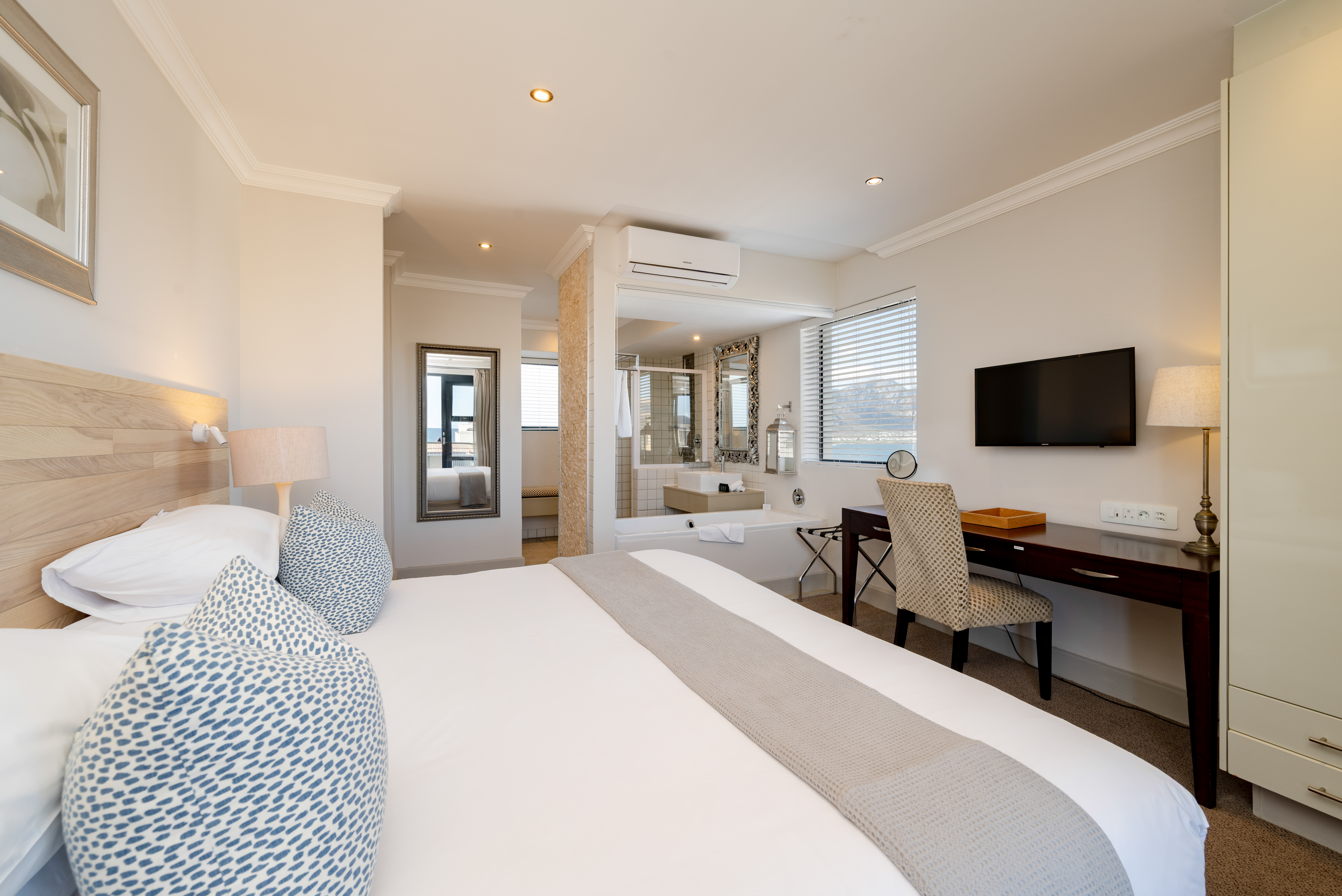 Interconnecting 2 Bedroom Bay Residence، Harbour House Hotel 2/3
