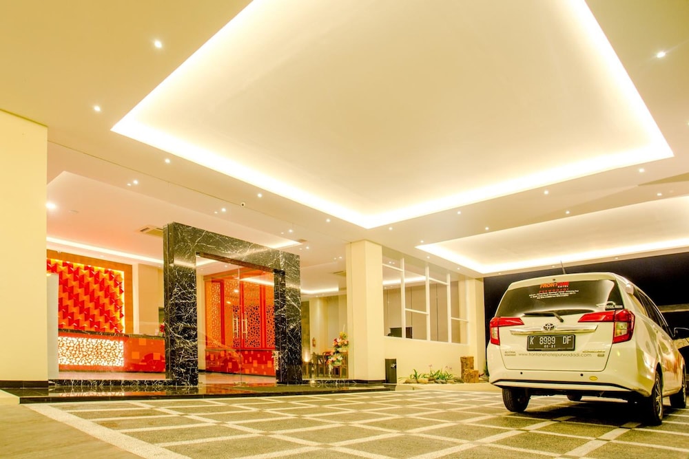 Front One Hotel Purwodadi 38/72