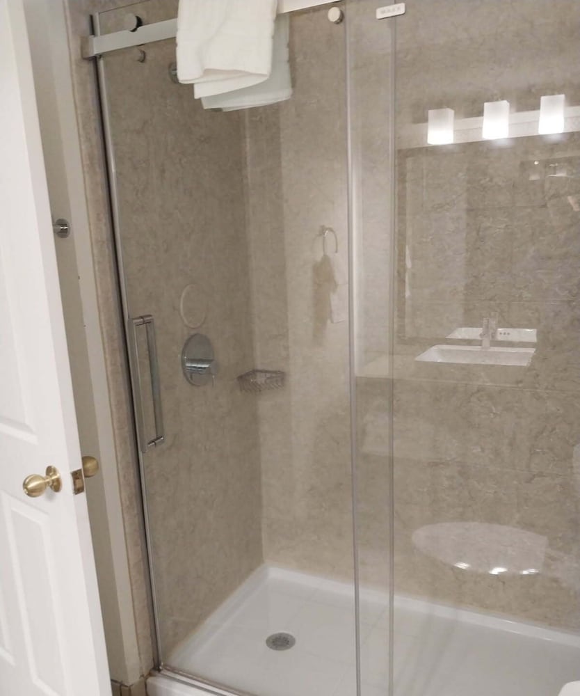 Country Inn & Suites by Radisson, Platteville, WI 47/48