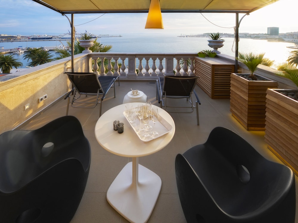Riva Luxury Suites 34/50