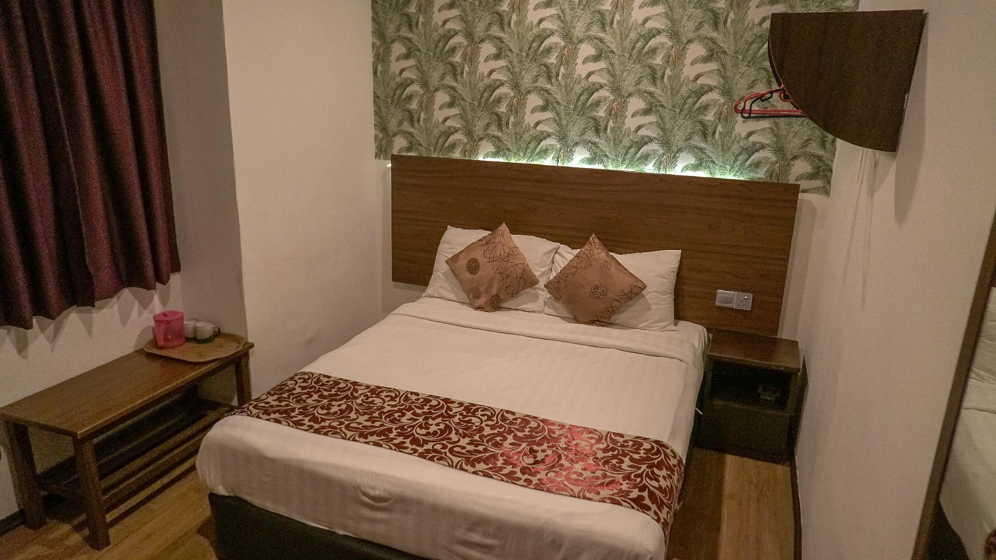 Standard, Queen Bed, No Window