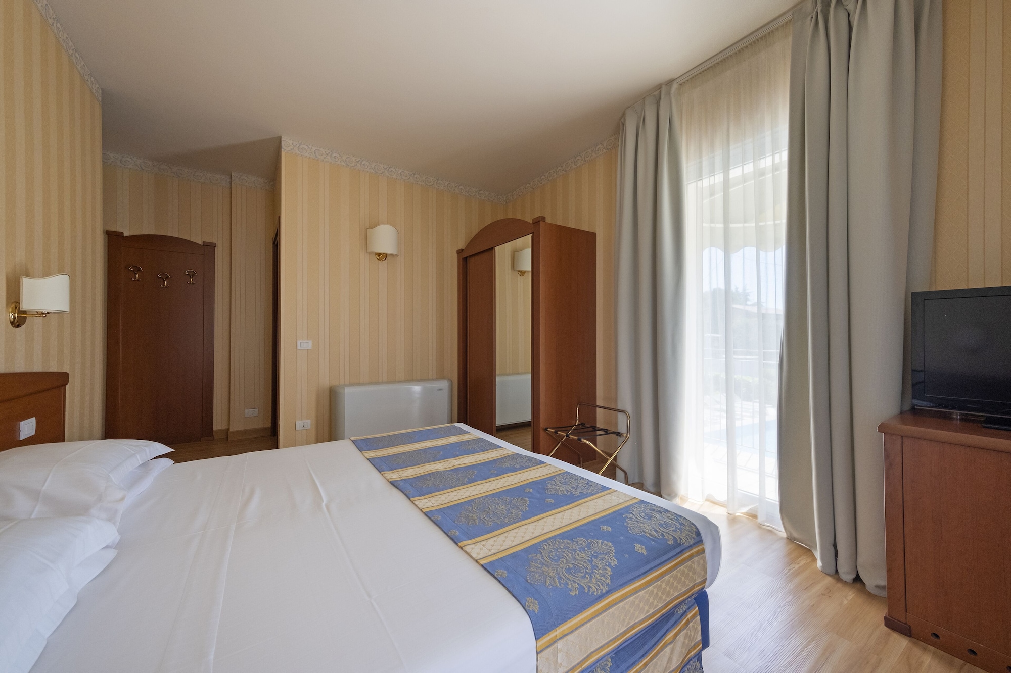 SUPERIOR, DOUBLE BED, BALCONY OR TERRACE
