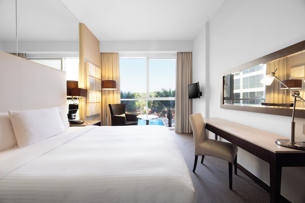 ROOM, QUEEN BED, POOL VIEW