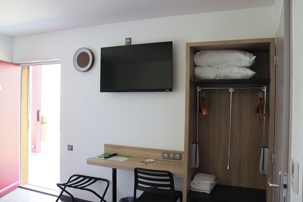 Village Hotel 20/33