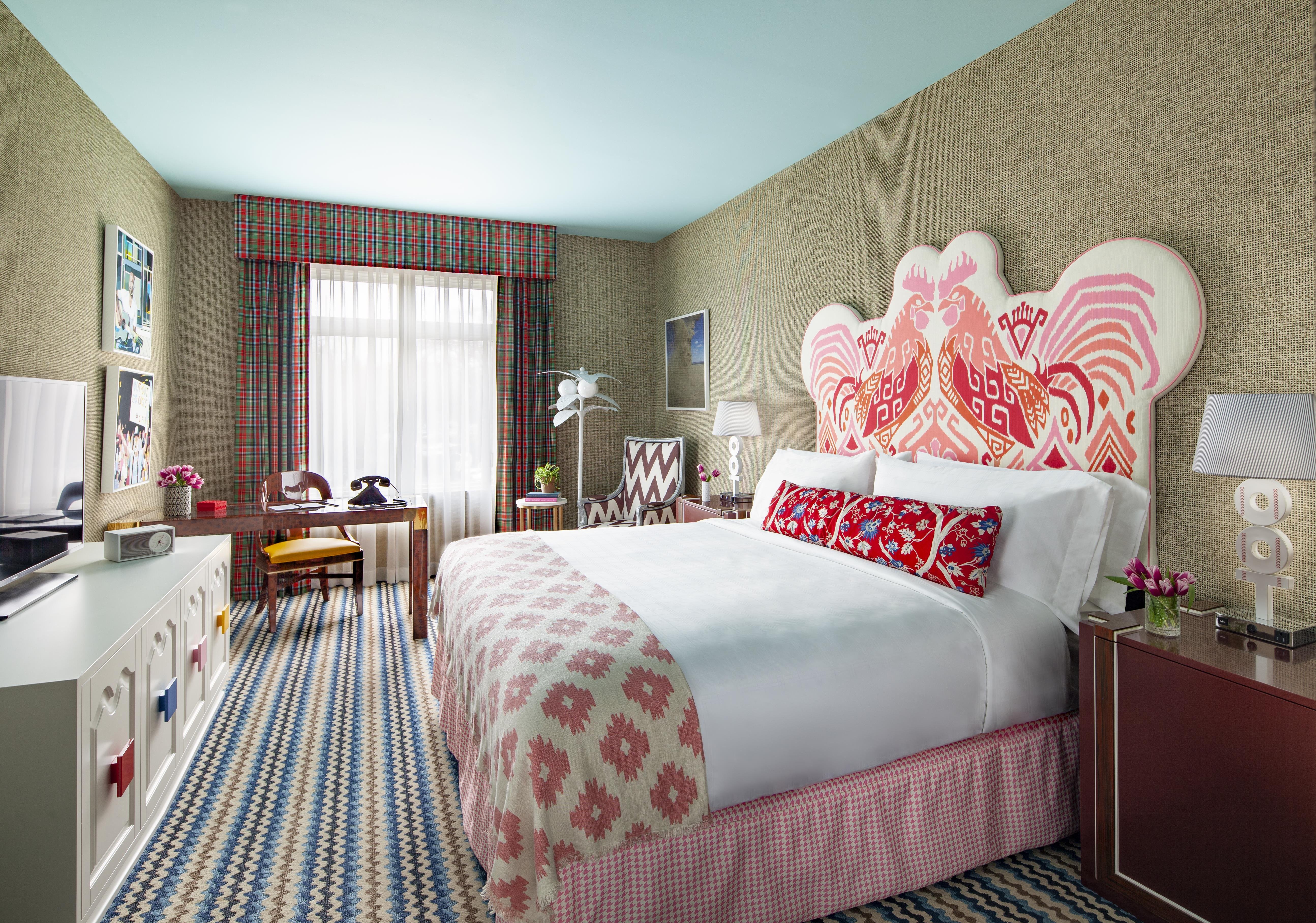GRADUATE, SUITE, KING BED