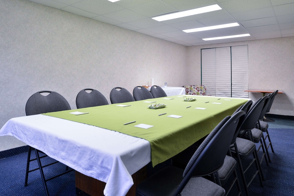 Lexington Inn & Suites Windsor 44/51