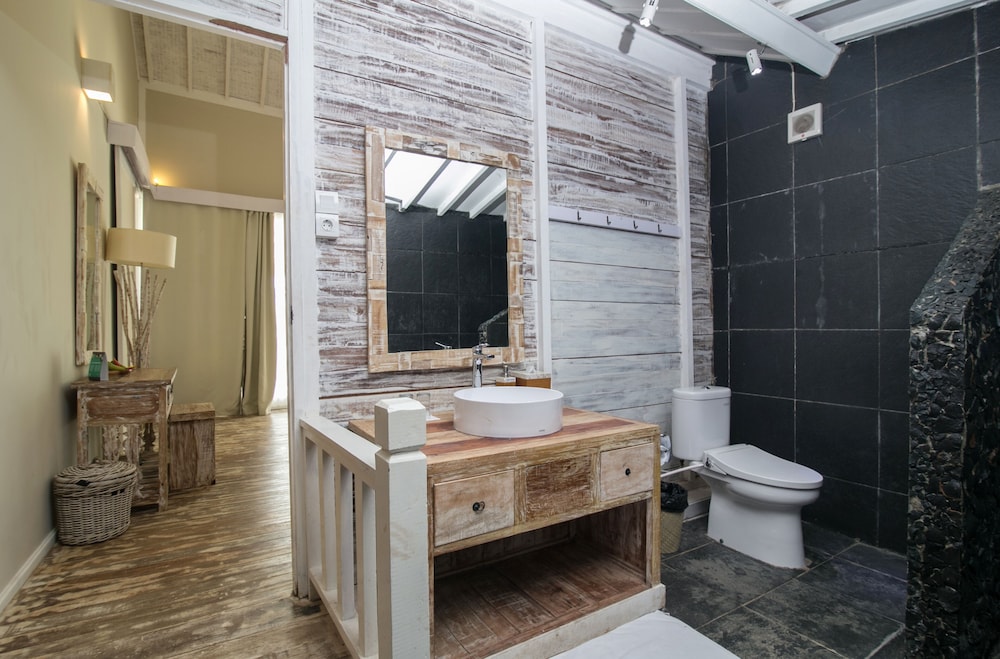 Sudamala Resort Seraya Flores 63/65