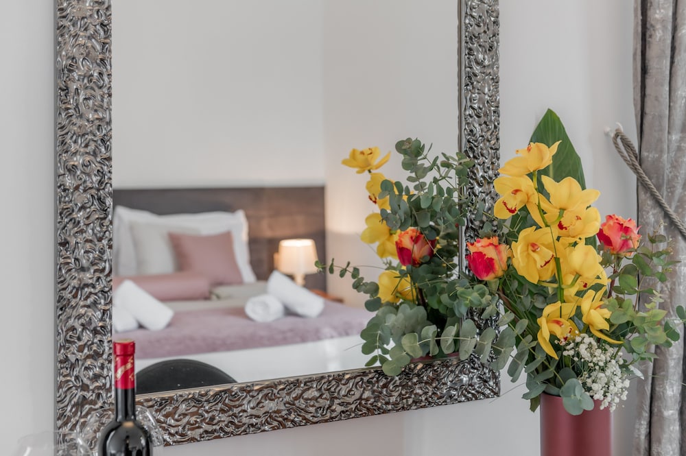 Starlight Luxury Suites 30/40