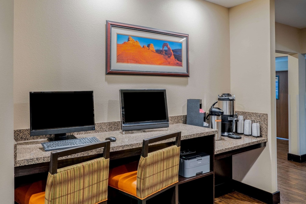 La Quinta Inn Suites Moab 41/48