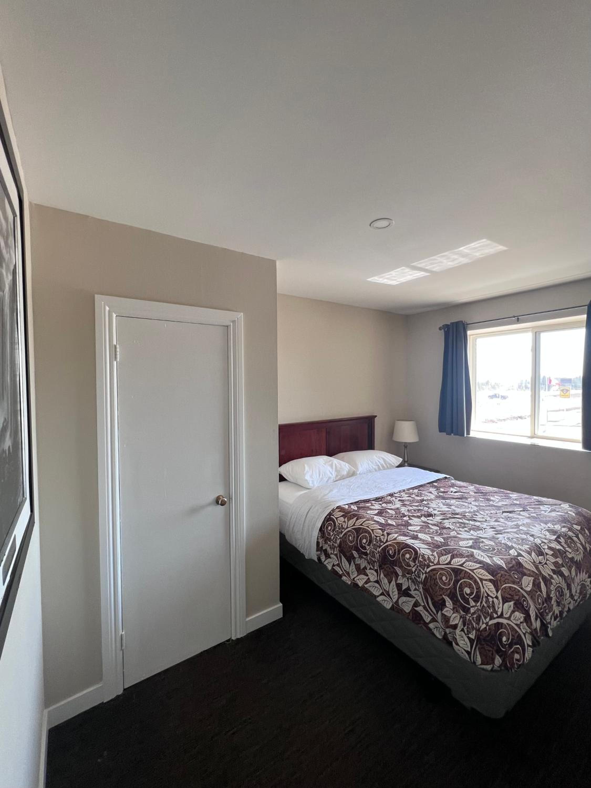 HWY 17 Hotel 14/50