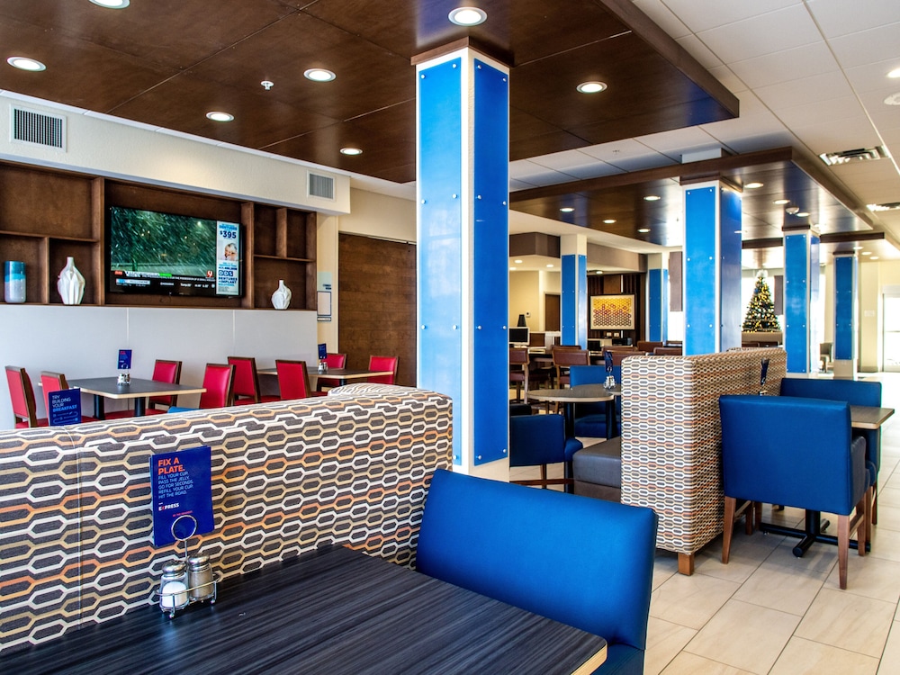 Holiday Inn Express & Suites Oklahoma City Airport 3/36