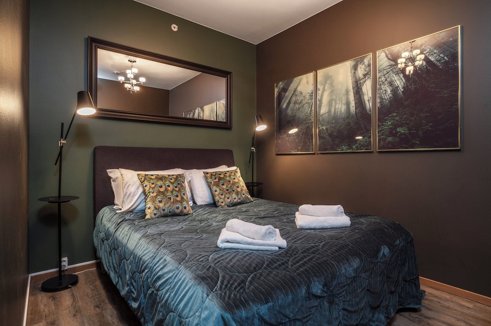 MODERATE, QUEEN BED, NO WINDOW