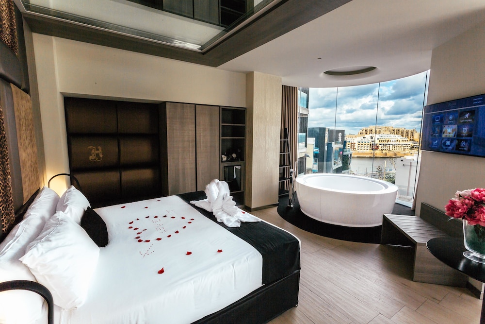 LUXURY, SUITE, PARTIAL SEA VIEW, JETTED TUB