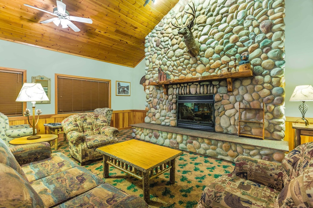 AmericInn by Wyndham Wisconsin Dells 22/30