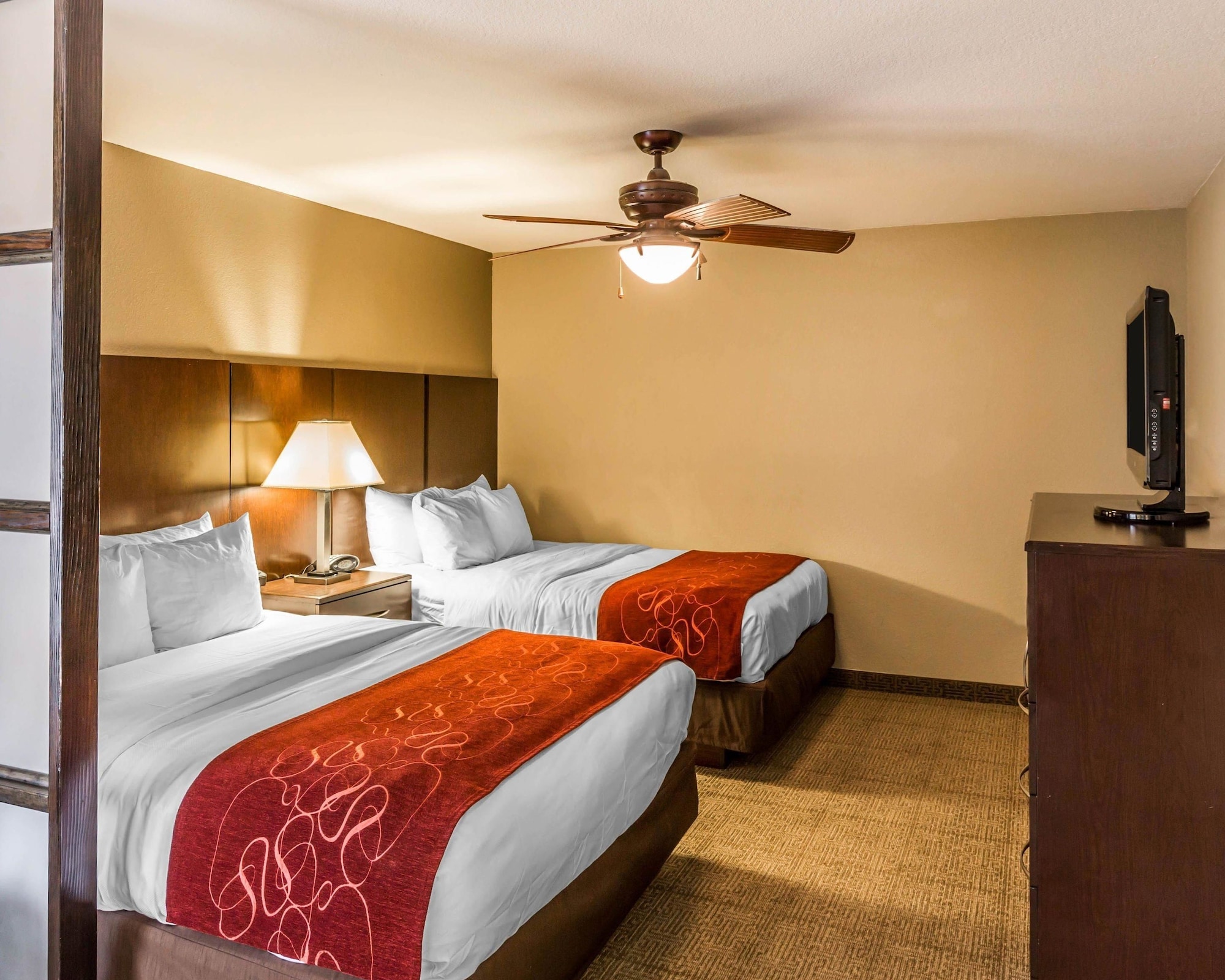 جناح، Comfort Suites Commerce 3/5