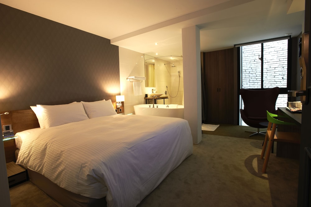 DELUXE, DOUBLE BED