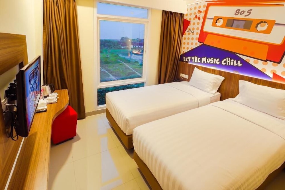 Front One Hotel Purwodadi 17/72