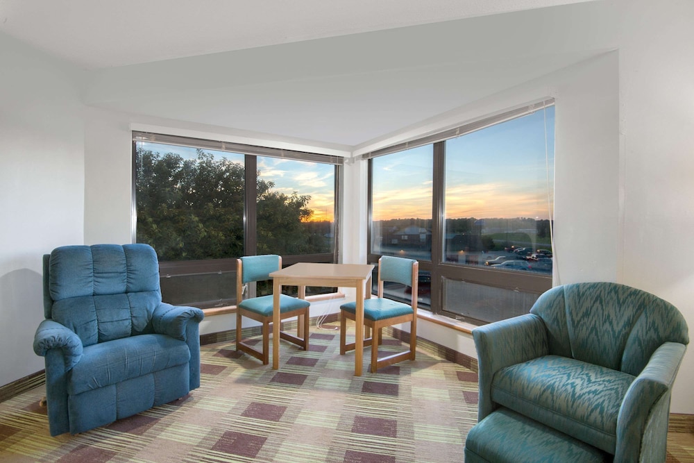 Super 8 by Wyndham Toledo 12/20
