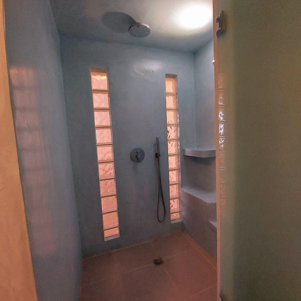 Ambience Suites 37/72