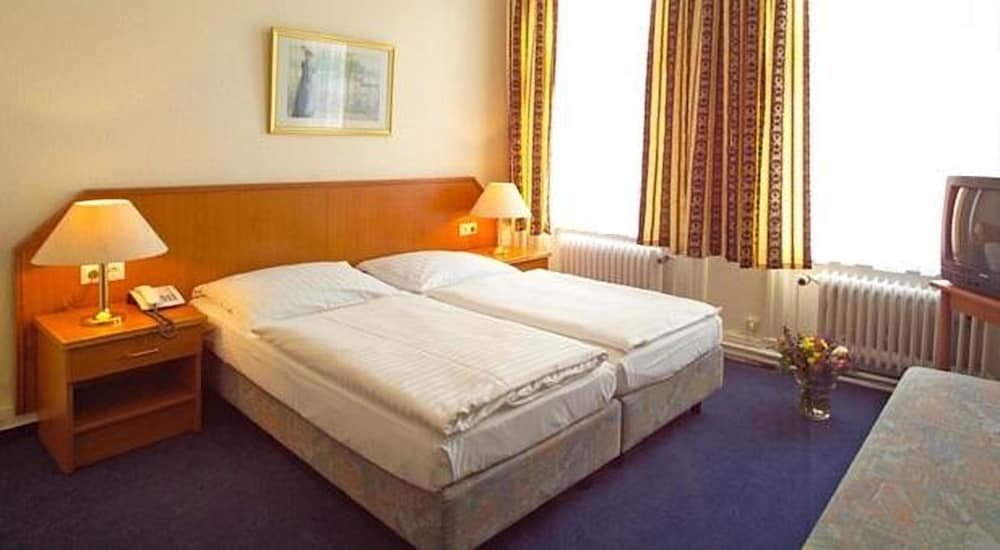 ROOM, TWIN BEDS
