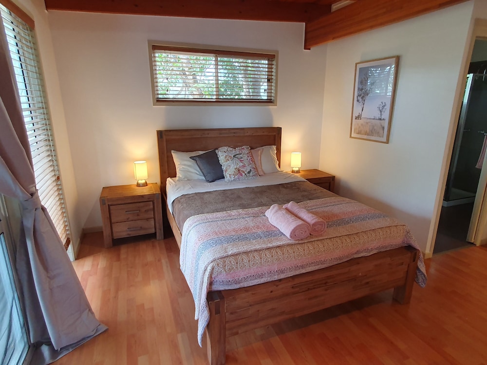 Studio, Suite, Queen Bed, Garden View, Kitchen