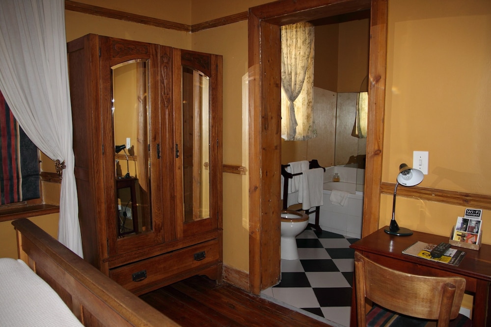 Mountain Manor Guest House 50/50