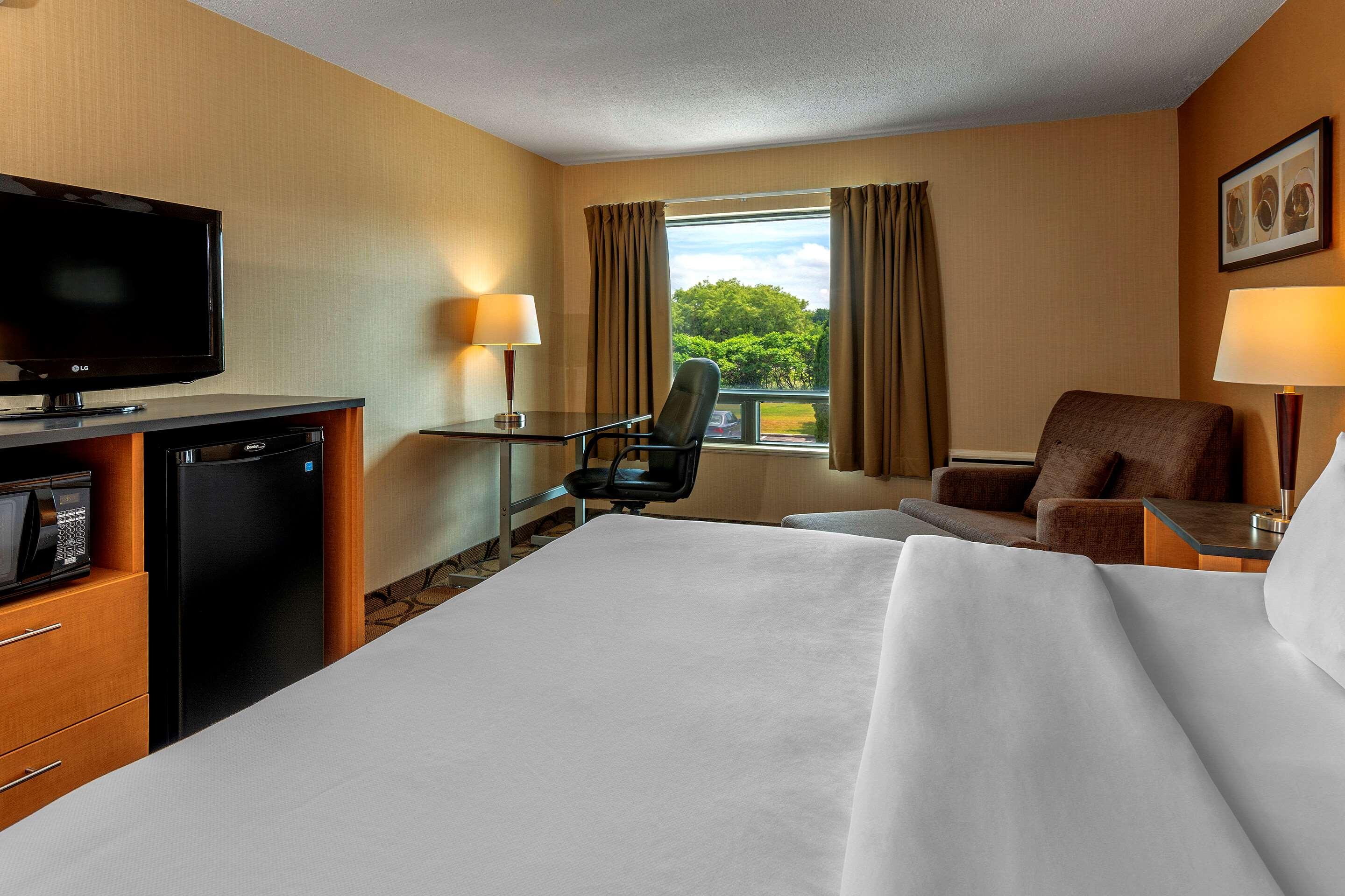 Room, King Bed, Comfort Inn Sault Ste Marie ON 4/10