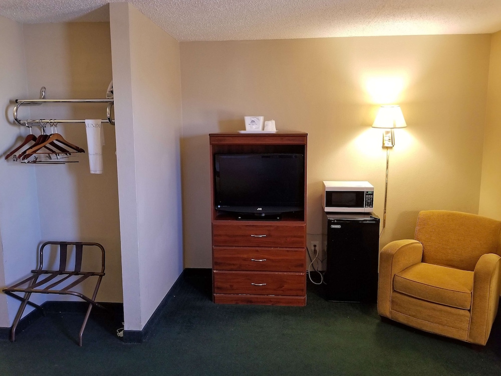 Americas Best Value Inn St. Louis South 30/37
