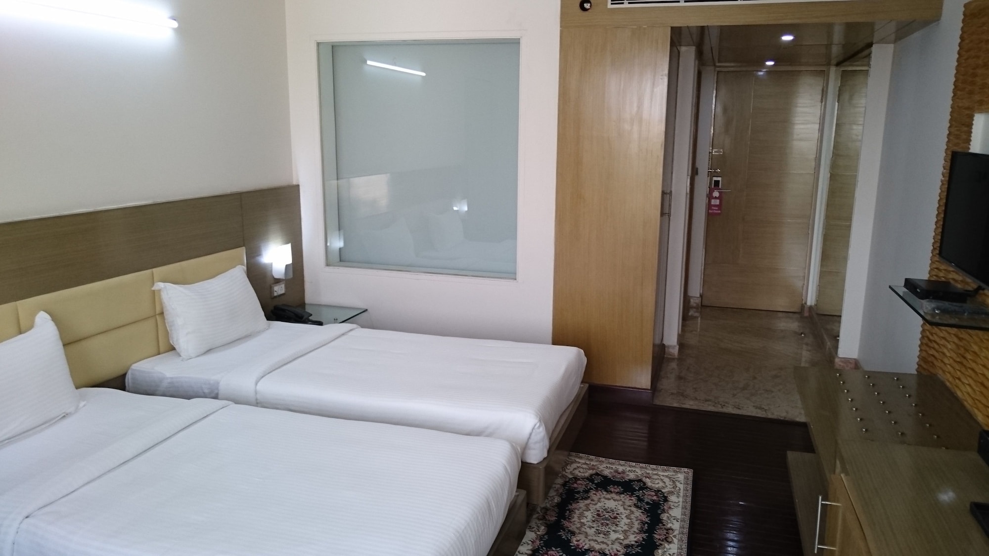 ROOM, TWIN BEDS