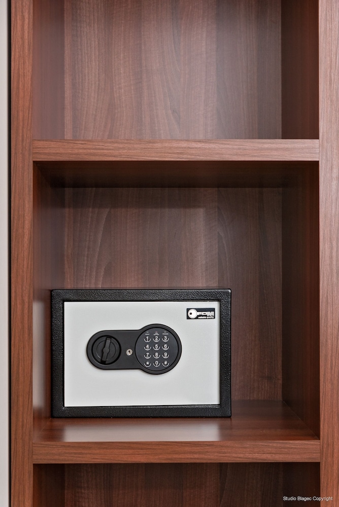 Priska Med Luxury Rooms 3/77